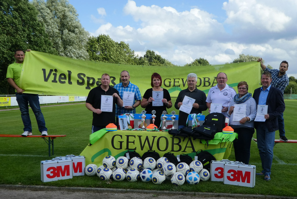 v. l. n. r. Jakob Stusinski, Marcus Klame, Stefan Ravasi, Martina Steinlé, Frank Schildt, Axel Zilinski, Sabine Schnaars-Hoyer, Jörn Straka, Marcel Maaß (Foto: SFL Bremerhaven) SFL GEWOBA Cup Preise 2017