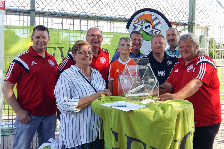 Heiko Däter (Spieltechnischer Ausschuss), Sabine Schnaars-Hoyer (SFL Bremerhaven), Kreisvorsitzender Axel Zielinski, Losfee Jonas Berends, Jörn Straka von der GEWOBA, Marcus Klame (SFL Bremerhaven), Stepan Ravasi von der GEWOBA und Thomas Sassen aus dem Spieltechnischen Ausschuss (v.l.) freuen sich auf eine Woche Jugendfußball in Bremerhaven. (Foto: von Axel Zielinski) gewoba cup bhv auslosung 2017
