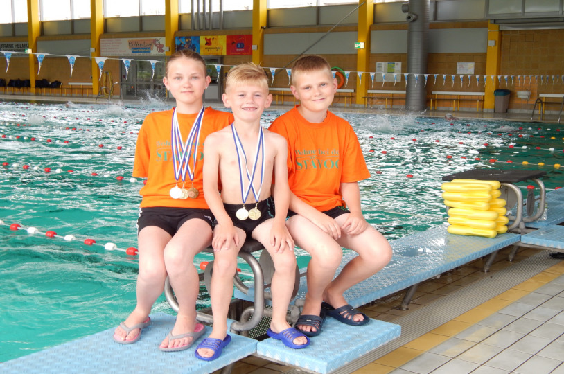 Foto: Sabine Reschke - von links Evelina Wilhem, Yaneck Brüns, Markus Wilhem SFL Schwimmen