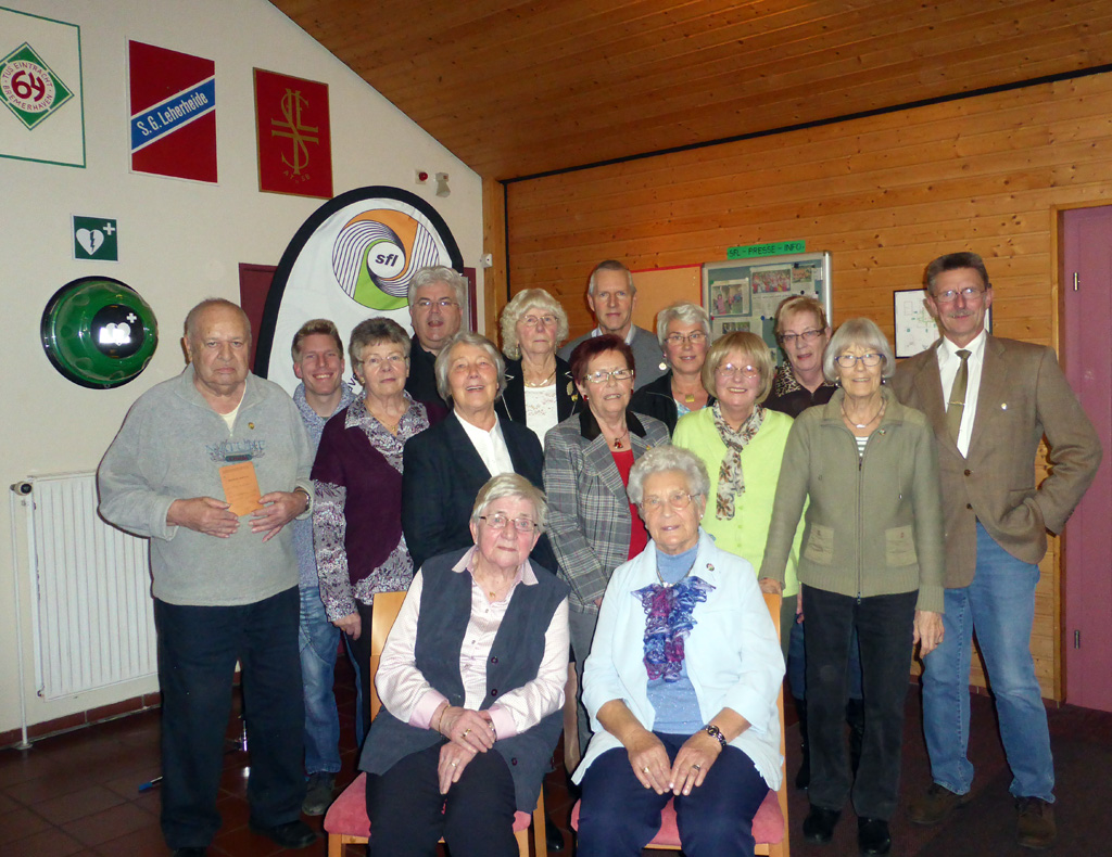 v. l. n. r. Hermann Weidinger, Christian Skusa, Frank Schildt, Marilies Dolesk, Günter Griesch, Cornelia Andrej, Traue Tötheider, Peter Skusa, Ute Brümmerloh, Elvira Böhmer, Adele Tants, Rita Schultze, Lore Hachmann, Adele Siemer und Edith Meier  SFL Passivenfest 2015