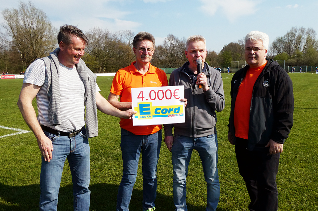 Scheckübergabe - Jörn Straka, Peter Skausa, Torsten CORD und Frank Schildt. (Foto: Rainer Schmidt) Scheckübergabe Torsten CORD