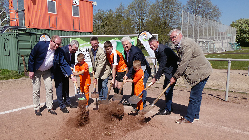 Auf dem Foto: Thorsten Raschen, Stadtrat Paul Bödeker, Leon Kebernik, Peter Skusa, Jan Schulze, Frank Schildt, Philipp Kebernik, Jörn Straka und Horst Cordes. SFL Spatenstich Gruppe P1030751