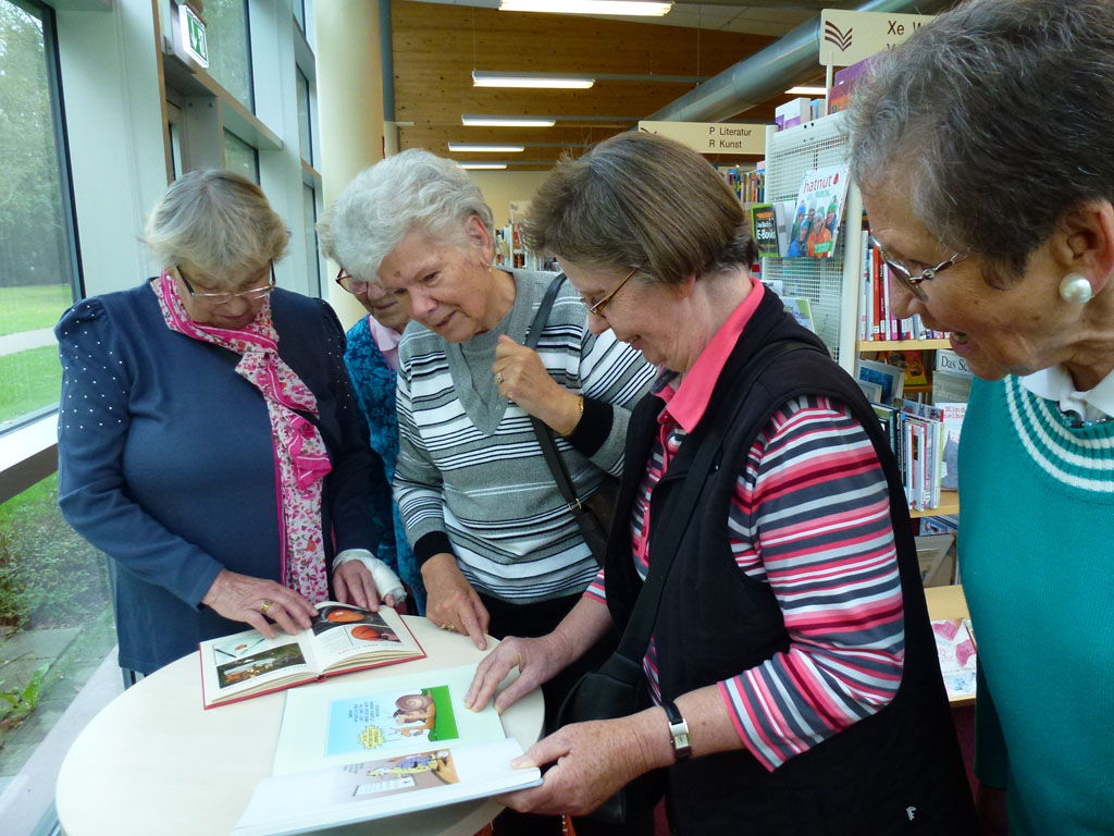 Besuch des Seniorenausschusses in der Stadtteilbibilothek SFL Besuch Stadtteilbibliothek