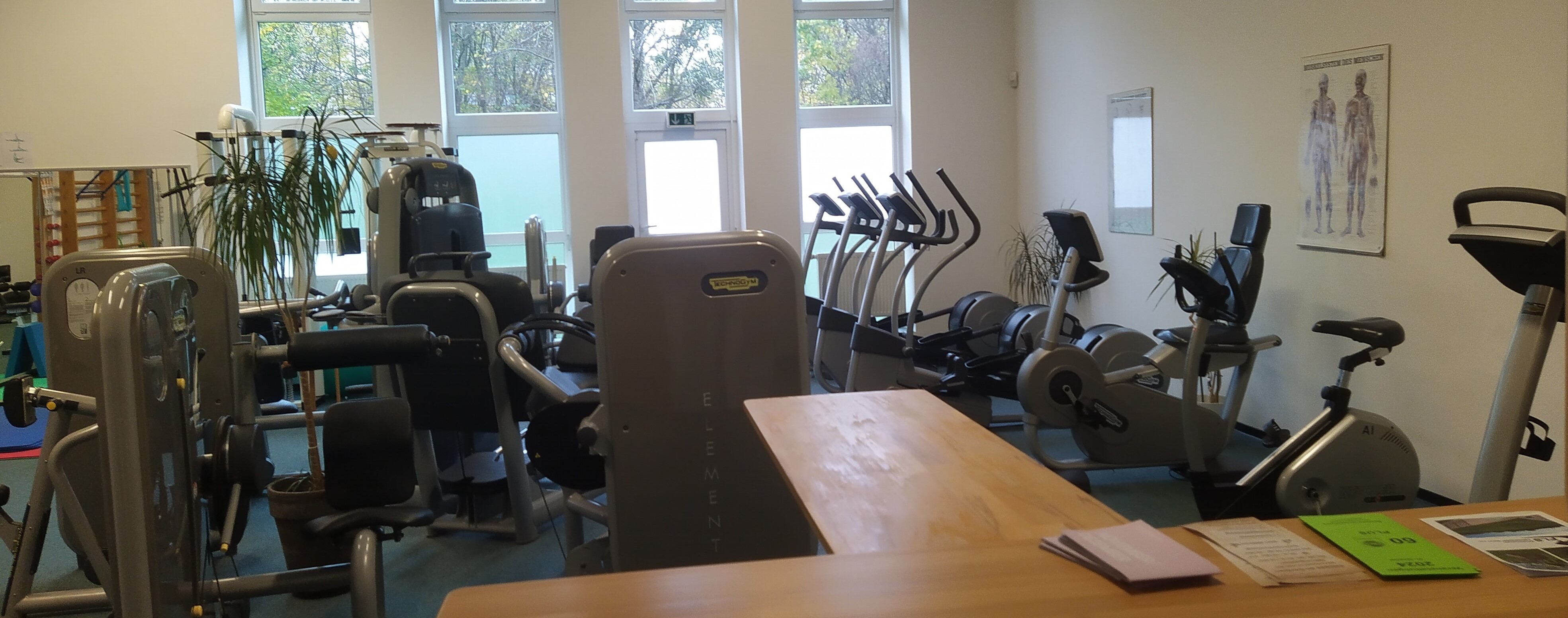 fitness an geräte bild geschnitten